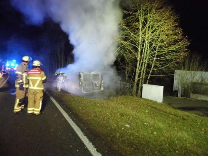 Das Fahrzeug brannte aus (Foto: Polizei) Das Fahrzeug brannte aus (Foto: Polizei)