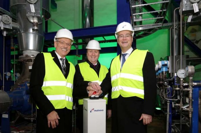 Der Frankfurter Bürgermeister Uwe Becker (Mitte) mit den Mainova-Vorständen Dr. Constantin H. Alsheimer (rechts) und Norbert Breidenbach. (Foto: Mainova AG)