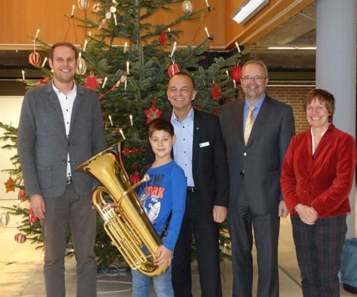 Übergabe der Tuba (Foto: Kreisverwaltung GER)