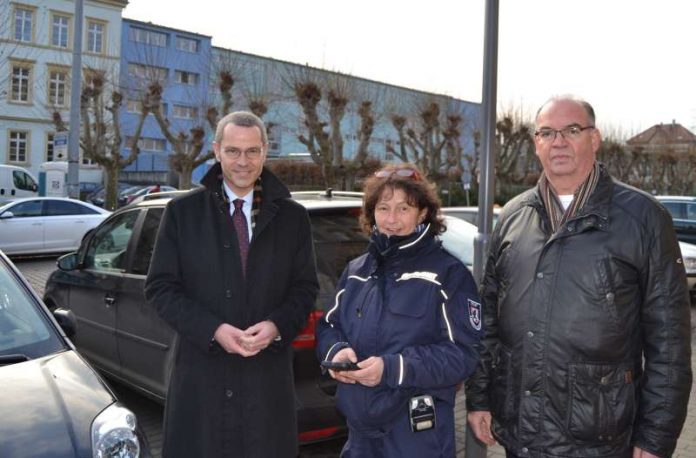 Bürgermeister und Ordnungsdezernent Dr. Maximilian Ingenthron (l.) gemeinsam mit dem Leiter der zentralen Bußgeldstelle Edgar Reisinger (r.) und der Hilfspolizistin Susanne Betsch. (Foto: Stadt Landau in der Pfalz)