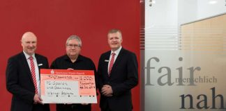 Berater Jürgen Raffel (links) und Regionalmarktleiter Ralph Bonnet (rechts) freuen sich, Werner Gamm symbolisch den Gewinnscheck überreichen zu dürfen. (Foto: Sparkasse Rhein-Haardt)