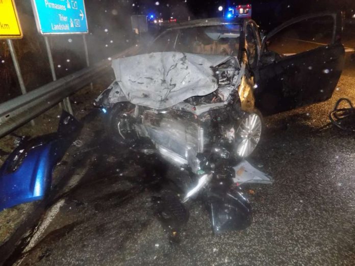 Unfallbeteiligtes Auto (Foto: Polizei) Unfallbeteiligtes Auto (Foto: Polizei)