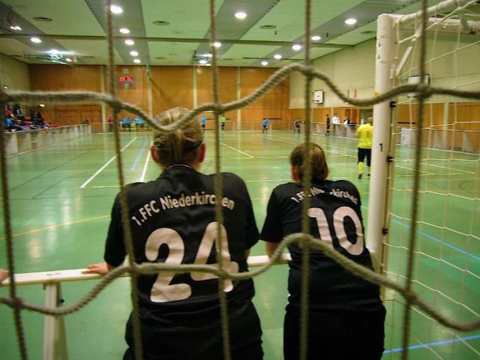 Frauenfußball in der Halle (Foto: Hannes Blank)