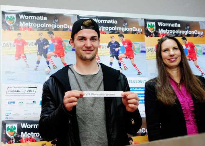 Benedikt Gimber (SV Sandhausen 1916 e.V), Henriette Zimmer (Regionalleiterin EWR) (Foto: Sportregion Rhein-Neckar e.V.)