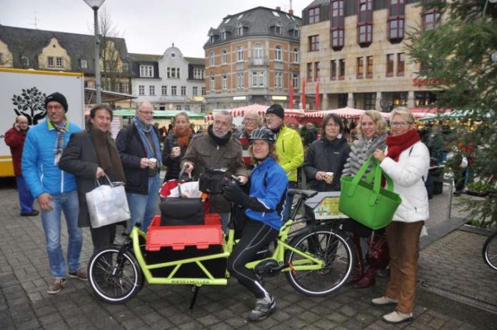 Das Team Lastenrad-Initiative: Pit Elben, Klaus Kahlstadt, Birgit Behringer, Michael-Bernd Fuhr, Uwe Spietz, Rüdiger Huy, Stefan Dill, Stephanie Otto, Ulla Baumgärtner, Heinz Zingen, Dr. Volker Hertel, Reinhold Moravec und Sven Kriewald. (Foto: Stadt Bad Kreuznach)