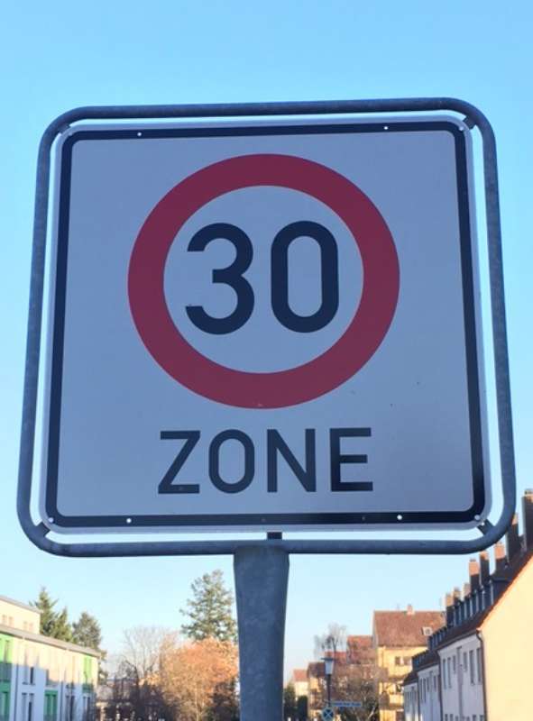 Die jüngste Novelle der Straßenverkehrsordnung sieht vor, dass Länder und Kommunen künftig leichter Tempo 30 an Schulen, Kindergärten und Altenheimen einführen können. (Foto: Stadt Landau in der Pfalz)