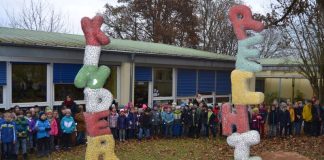 Die Schülerinnen und Schüler gestalteten gemeinsam mit der Landauer Künstlerin Susanne Tepel eine Kinderrechtesäule. (Foto: Stadt Landau in der Pfalz)