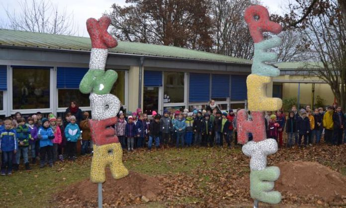 Die Schülerinnen und Schüler gestalteten gemeinsam mit der Landauer Künstlerin Susanne Tepel eine Kinderrechtesäule. (Foto: Stadt Landau in der Pfalz)