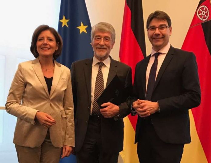 Ministerpräsidentin Malu Dreyer mit Prof. Dr. Ulrich Sarcinelli (Mitte) und Oberbürgermeister Thomas Hirsch bei der Verleihung des Verdienstordens des Landes Rheinland-Pfalz. (Foto: Stadt Landau in der Pfalz)