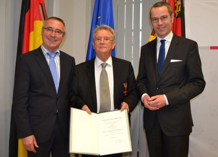 Innenstaatssekretär Günter Kern, der Geehrte Günter Scharhag und Bürgermeister Dr. Maximilian Ingenthron bei der Verleihung des Bundesverdienstkreuzes am Bande in Mainz. (Foto: Stadt Landau in der Pfalz)