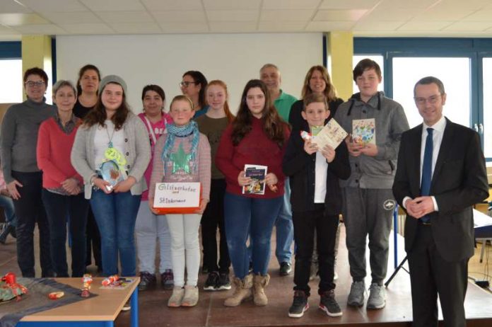 Bürgermeister und Schuldezernent Dr. Maximilian Ingenthron (r.) als Juror beim Vorlesewettbewerb der sechsten Klassen der Konrad-Adenauer-Realschule plus: Fünf Schülerinnen und Schüler haben zu ihren Lieblingsbüchern gegriffen, einen besonders spannenden Ausschnitt ausgewählt und sich dem Urteil der Jury gestellt. (Foto: Stadt Landau in der Pfalz) Bürgermeister und Schuldezernent Dr. Maximilian Ingenthron (r.) als Juror beim Vorlesewettbewerb der sechsten Klassen der Konrad-Adenauer-Realschule plus: Fünf Schülerinnen und Schüler haben zu ihren Lieblingsbüchern gegriffen, einen besonders spannenden Ausschnitt ausgewählt und sich dem Urteil der Jury gestellt. (Foto: Stadt Landau in der Pfalz)