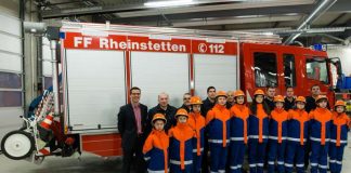Die Jugendfeuerwehr bei der Präsentation ihrer neuen Einsatzbekleidung (Foto: Feuerwehr Rheinstetten)