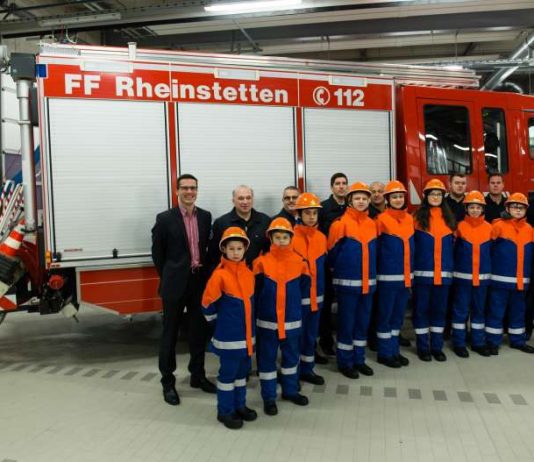 Die Jugendfeuerwehr bei der Präsentation ihrer neuen Einsatzbekleidung (Foto: Feuerwehr Rheinstetten)