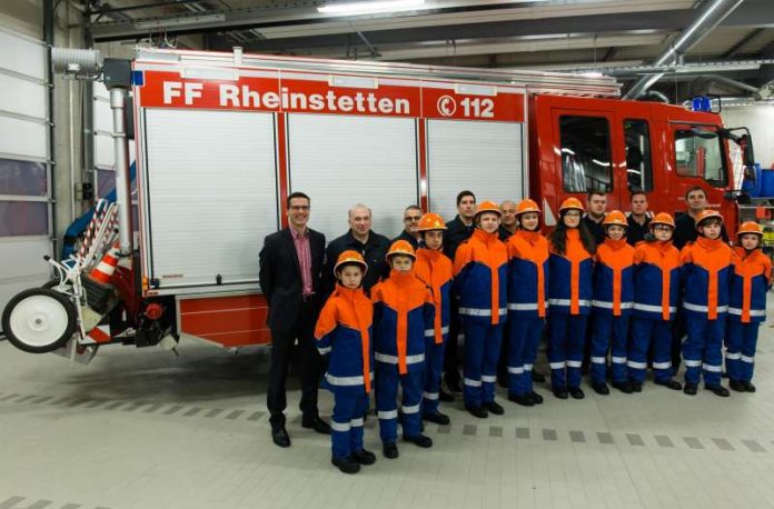 Die Jugendfeuerwehr bei der Präsentation ihrer neuen Einsatzbekleidung (Foto: Feuerwehr Rheinstetten)