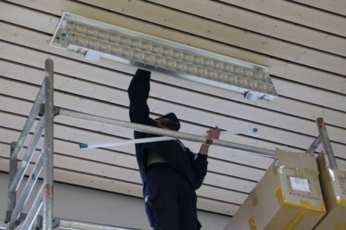 Umrüstung der Lampen in der Halle des Bürgerhauses in Kleestadt (Foto: Stadt Groß-Umstadt) Umrüstung der Lampen in der Halle des Bürgerhauses in Kleestadt (Foto: Stadt Groß-Umstadt)