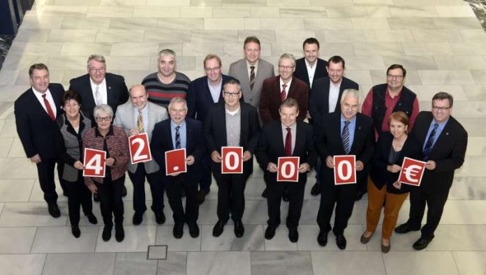 Große Freude: Die Vorstände der Sparkasse Vorderpfalz Dr. Rüdiger Linnebank (l.) und Elke Rottmüller (2.v.l) überreichen die Nikolausspende der Sparkasse an Orts- und Verbandsbürgermeister des Rhein-Pfalz-Kreises. (Foto: Sparkasse Vorderpfalz)