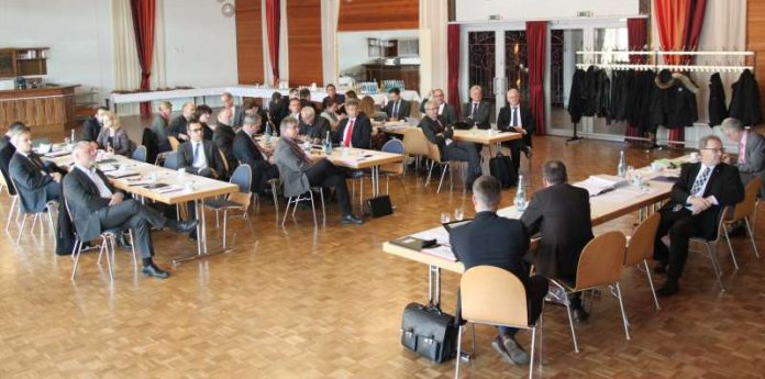 Im Gesellschaftshaus in Waldbronn-Etzenrot traf sich die Kreisversammlung der Bürgermeister zu ihrer jüngsten Tagung. (Foto: Landratsamt Karlsruhe) Im Gesellschaftshaus in Waldbronn-Etzenrot traf sich die Kreisversammlung der Bürgermeister zu ihrer jüngsten Tagung. (Foto: Landratsamt Karlsruhe)