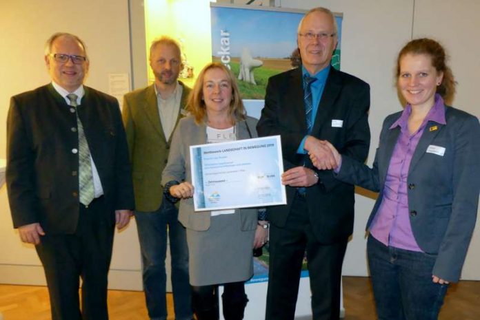 Foto nach der Scheckübergabe: Landrat Hans-Ulrich Ihlenfeld, Dr. Holger Schindler, Pia Neumann, Bürgermeister Manfred Kirr, Dr. Friedericke Weber (Foto: Bezirksverband Pfalz)