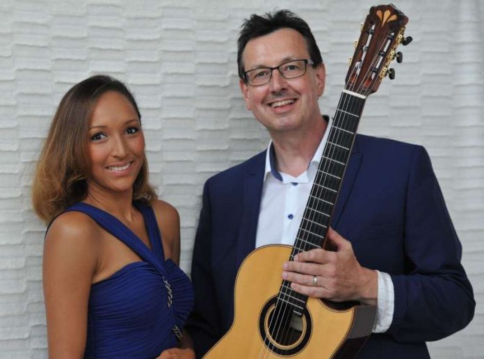 Sängerin Lisbania Perez und Gitarrist Christoph Stadtler