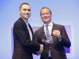 Präsident Eric Schweitzer überreichte Manuel Müller in Berlin die Auszeichnung zum bundesweit besten Azubi 2016 im Beruf Fahrradmonteur. (Foto: DIHK)