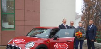 Direktor Andreas Ott freut sich, gemeinsam mit Kundenberater Frank Kleiber, dem Ehepaar Bömicke einen schicken, roten MINI zu übergeben. (Foto: Sparkasse Rhein-Haardt)