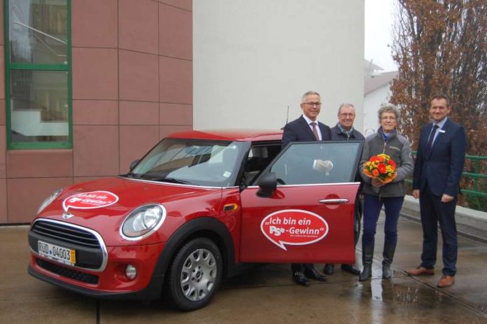 Direktor Andreas Ott freut sich, gemeinsam mit Kundenberater Frank Kleiber, dem Ehepaar Bömicke einen schicken, roten MINI zu übergeben. (Foto: Sparkasse Rhein-Haardt)