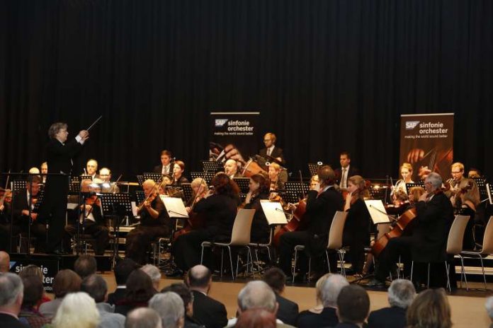 Champagner in musikalischer Form bietet das SAP-Sinfonieorchester beim Neujahrskonzert (Foto: Helmut Pfeifer)