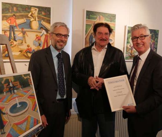 Prof. Dr. Matthias Maier (links) und Dr. Karl Roth (rechts) überreichen dem Künstler Benno Huth die Schenkungsurkunde. Im Hintergrund sind einige der Werke des Künstlers zu sehen. (Foto: Stadtwerke)