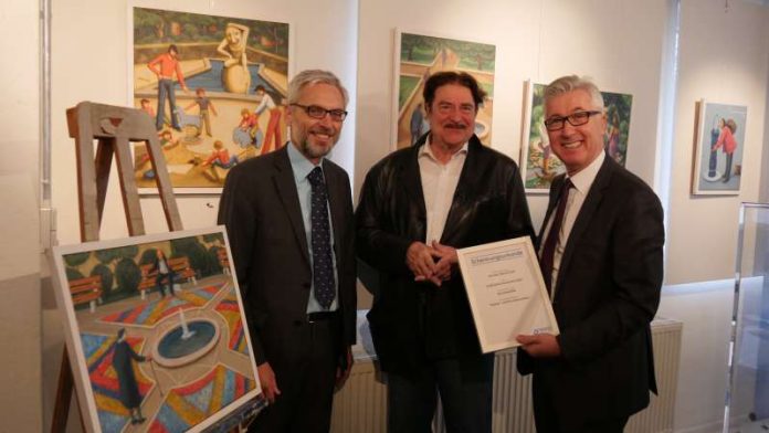 Prof. Dr. Matthias Maier (links) und Dr. Karl Roth (rechts) überreichen dem Künstler Benno Huth die Schenkungsurkunde. Im Hintergrund sind einige der Werke des Künstlers zu sehen. (Foto: Stadtwerke) Prof. Dr. Matthias Maier (links) und Dr. Karl Roth (rechts) überreichen dem Künstler Benno Huth die Schenkungsurkunde. Im Hintergrund sind einige der Werke des Künstlers zu sehen. (Foto: Stadtwerke)