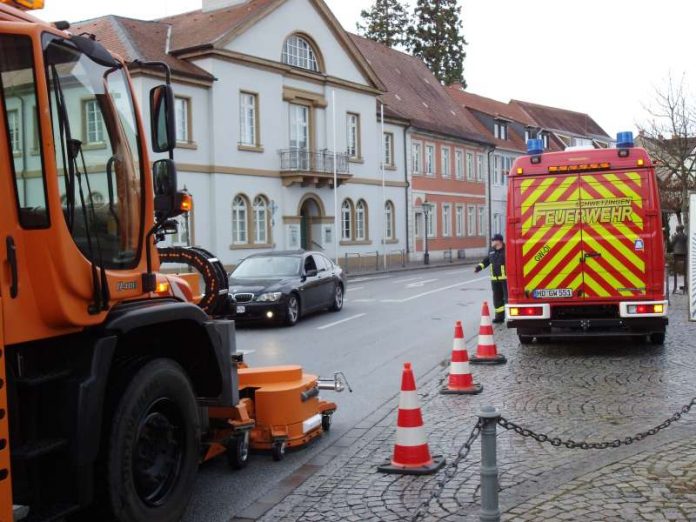 Eine Ölspur wurde entfernt (Foto: Feuerwehr) Eine Ölspur wurde entfernt (Foto: Feuerwehr)