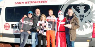 Bernd Stenger (Stenger Bike), Peter Fischer (Präsident Eintracht Frankfurt e.V.), Alisa Berger, (1000. Mitglied), Georg Heckens (Abteilungsleiter Triathlon), Nikolaus, Jost Wiebelhaus (Inhaber Frankfurter Laufshop) (Foto: Ulrich Scherbaum)