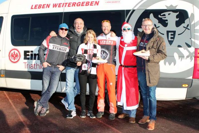 Bernd Stenger (Stenger Bike), Peter Fischer (Präsident Eintracht Frankfurt e.V.), Alisa Berger, (1000. Mitglied), Georg Heckens (Abteilungsleiter Triathlon), Nikolaus, Jost Wiebelhaus (Inhaber Frankfurter Laufshop) (Foto: Ulrich Scherbaum)