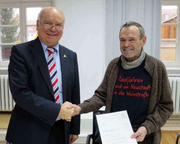 Oberbürgermeister Löffler hat Arnold Merkel zum Radverkehrsexperten ernannt. (Foto: Stadt Neustadt) Oberbürgermeister Löffler hat Arnold Merkel zum Radverkehrsexperten ernannt. (Foto: Stadt Neustadt)
