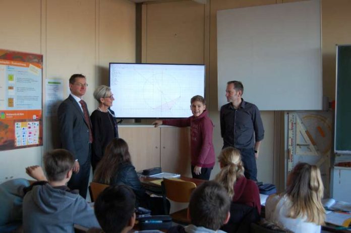 ürgen Hisgen (Leiter Unternehmenssteuerung Sparkasse Rhein-Haardt), Schulleiterin Eva Hammann, Amon Tedesco, Lehrer Michael Lehnert (Foto: Sparkasse Rhein-Haardt)