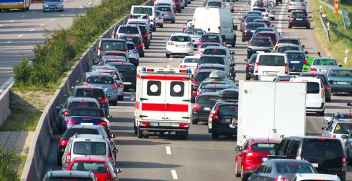 Rettungswagen auf Autobahn (Foto: Ministerium für Inneres, Digitalisierung und Migration)