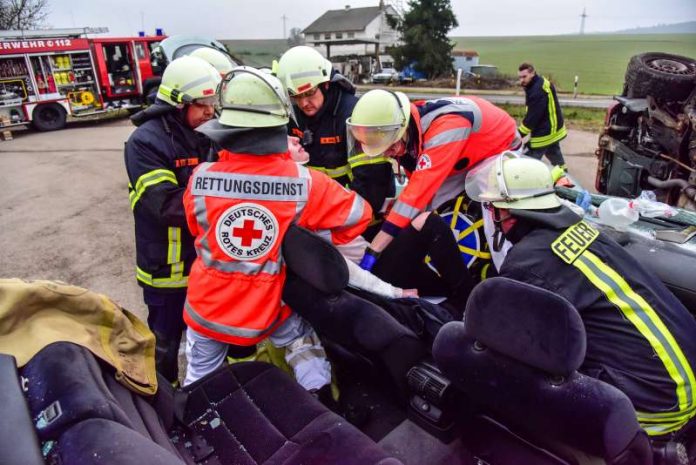 Rettungskräfte im Einsatz bei VU (Foto: DRK-Rettungsdienst Rheinhessen-Nahe)
