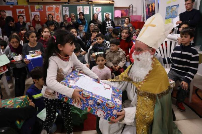 Die erste Übergabe der Weihnachtsgeschenke, die SCHOTT Mitarbeiter für Flüchtlingskinder zur Verfügung gestellt haben (Foto: SCHOTT)
