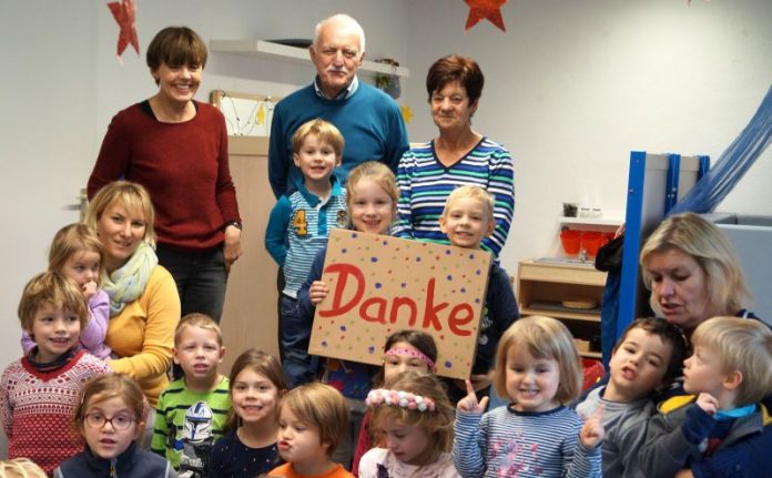 Die Kinder erhielten Sachspenden der Wanderfreunde im Wert von 6000 Euro (Foto: Stadt Speyer)