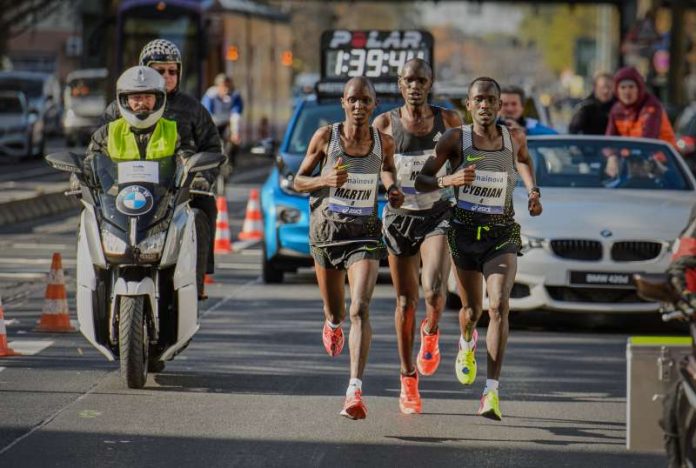 Spitzengruppe Männer (Foto: Mainova Frankfurt Marathon) Spitzengruppe Männer (Foto: Mainova Frankfurt Marathon)