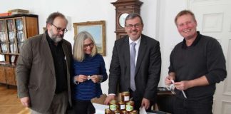 v.l.: Harald und Doris Hoffmann, Oberbürgermeister Hansjörg Eger und Grünplaner Steffen Schwendy (Foto: Stadt Speyer)