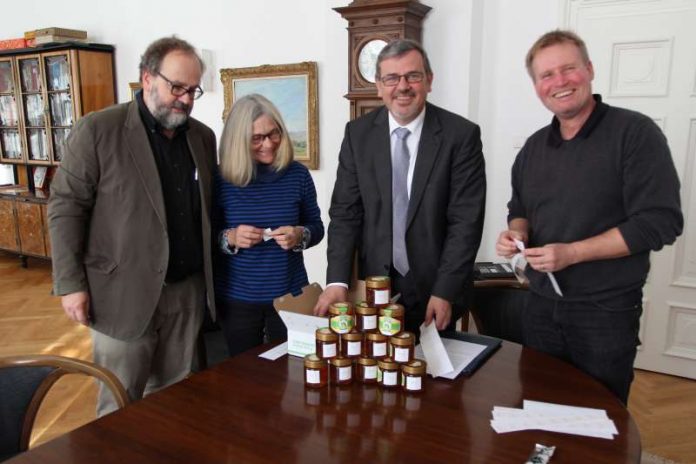 v.l.: Harald und Doris Hoffmann, Oberbürgermeister Hansjörg Eger und Grünplaner Steffen Schwendy (Foto: Stadt Speyer)