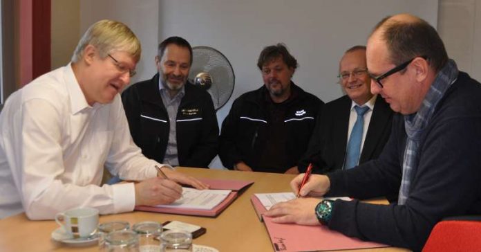 Auf eine weiterhin gute Zusammenarbeit: Im Beisein von Bauhofleiter Hans Kaluza, dem Sachgebietsleiter Straßenreinigung und Müllabfuhr, Georg Bürger, und Volker Detmar (Veolia) unterzeichneten Wolfgang Heinrich (links) und Michael Zeppenfeldt die Vertragsverlängerung. (Foto: Stadt Bad Kreuznach) Auf eine weiterhin gute Zusammenarbeit: Im Beisein von Bauhofleiter Hans Kaluza, dem Sachgebietsleiter Straßenreinigung und Müllabfuhr, Georg Bürger, und Volker Detmar (Veolia) unterzeichneten Wolfgang Heinrich (links) und Michael Zeppenfeldt die Vertragsverlängerung. (Foto: Stadt Bad Kreuznach)