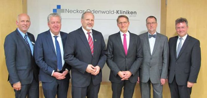 Ab April nächsten Jahres Chefarzt der Klinik für Gynäkologie und Geburtshilfe an den Neckar-Odenwald-Kliniken: Dr. Winfried Munz (3. v. r.) mit (v. r.) dem Aufsichtsratsvorsitzenden Landrat Dr. Achim Brötel, Chefarzt Dr. Klaus Hahnfeldt, dem Ärztlichen Leiter Priv.-Doz. Dr. Harald Genzwürker, Klinikgeschäftsführer Norbert Mischer und Pflegedienstleiter Kurt Böhrer nach der Wahl am Standort Mosbach der Kliniken. (Foto: Neckar-Odenwald-Kliniken) Ab April nächsten Jahres Chefarzt der Klinik für Gynäkologie und Geburtshilfe an den Neckar-Odenwald-Kliniken: Dr. Winfried Munz (3. v. r.) mit (v. r.) dem Aufsichtsratsvorsitzenden Landrat Dr. Achim Brötel, Chefarzt Dr. Klaus Hahnfeldt, dem Ärztlichen Leiter Priv.-Doz. Dr. Harald Genzwürker, Klinikgeschäftsführer Norbert Mischer und Pflegedienstleiter Kurt Böhrer nach der Wahl am Standort Mosbach der Kliniken. (Foto: Neckar-Odenwald-Kliniken)