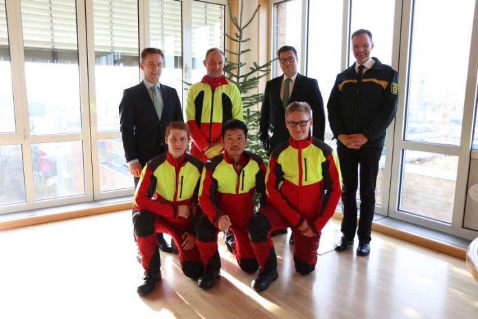 Minister Hauk bekam am heutigen Donnerstag einen Christbaum von Forstwirt-Auszubildenden überreicht. (Foto: MLR)