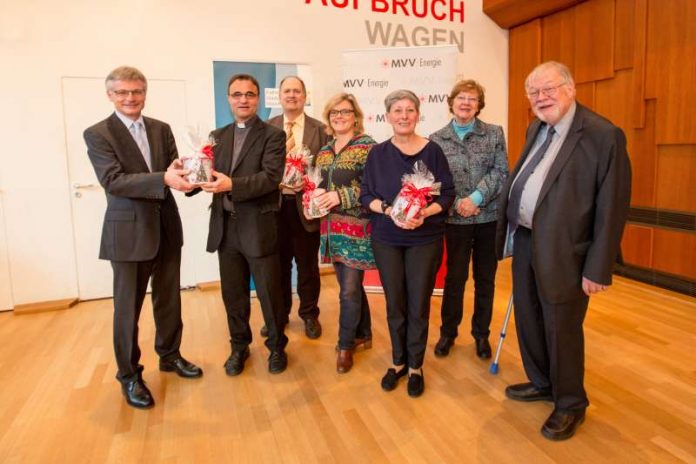 Dr. Georg Müller übergibt die Weihnachtsspende von MVV Energie an (v.li.n.re.):Stadtdekan Karl Jung, Peter W. Ragge, Pfarrerin Ilka Sobottke, Petra Heitzmann, Doris Gützlaff und Dr. Joachim Belz (Foto: MVV Energie)