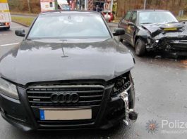 An dem Audi brach bei der Kollision die Vorderachse und der Motorblock wurde beschädigt - vermutlich wirtschaftlicher Totalschaden. (Foto: Polizei)