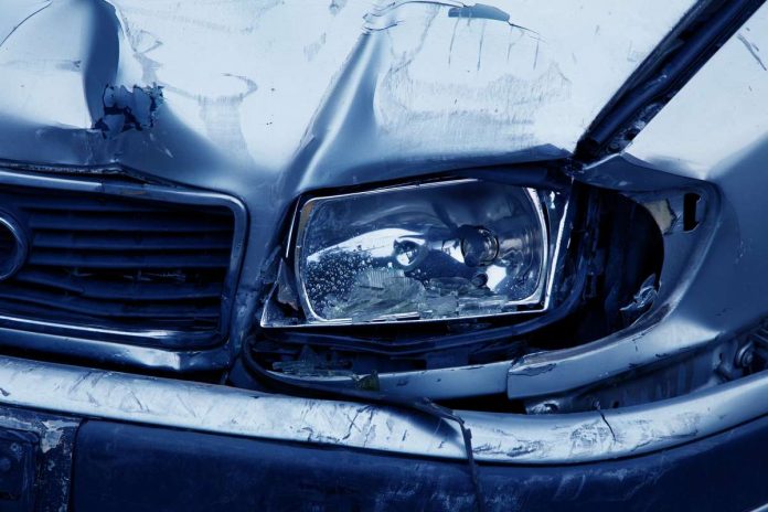 Symbolbild Verkehrsunfall, Auto, Scheinwerfer, Blau © on Pixabay