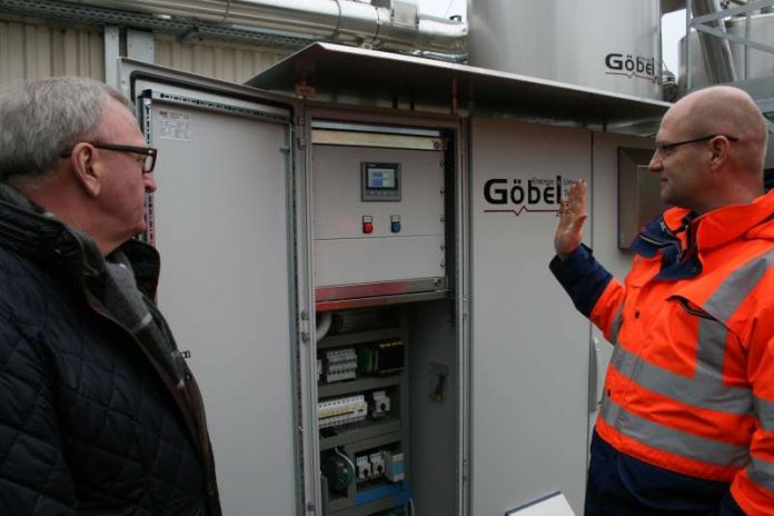 Die Technik des neuen Blockheizkraftwerks erläuterte Andreas Brosi (r.) Landrat Ernst Walter Görisch. (Foto: Simone Stier)