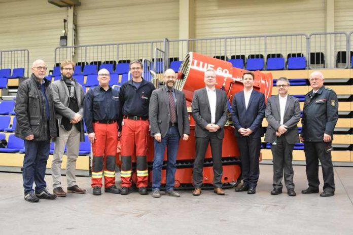 Bild 1: v.l.n.r. Ordnungsamtsleiter Gondulf Schneider, Fachbereichsleiter Dr. Moritz Heidecker, Feuerwehrkommandant Bernd Molitor, Abteilungskommandant Martin Schleicher, Bürgermeister Andreas Glaser, Leiter Kabinenwerk Dr. Wolfgang Voß, Leiter Fabrikplanung Jens Hüttebräucker, Direktor Ersatzteilzentrum Fritz Rheindorf, Kreisbrandmeister Thomas Hauck