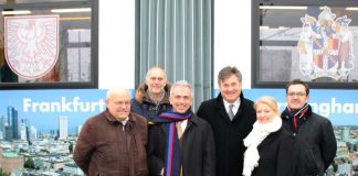 v.l.: Klaus Oesterling, Thomas Wissgott, Peter Feldmann, Mayor Rice, Mayoress Curry, Techniker der VGF (Foto: Bernd Kammerer)